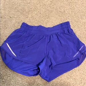 Lululemon 2.5” hotty hot shorts